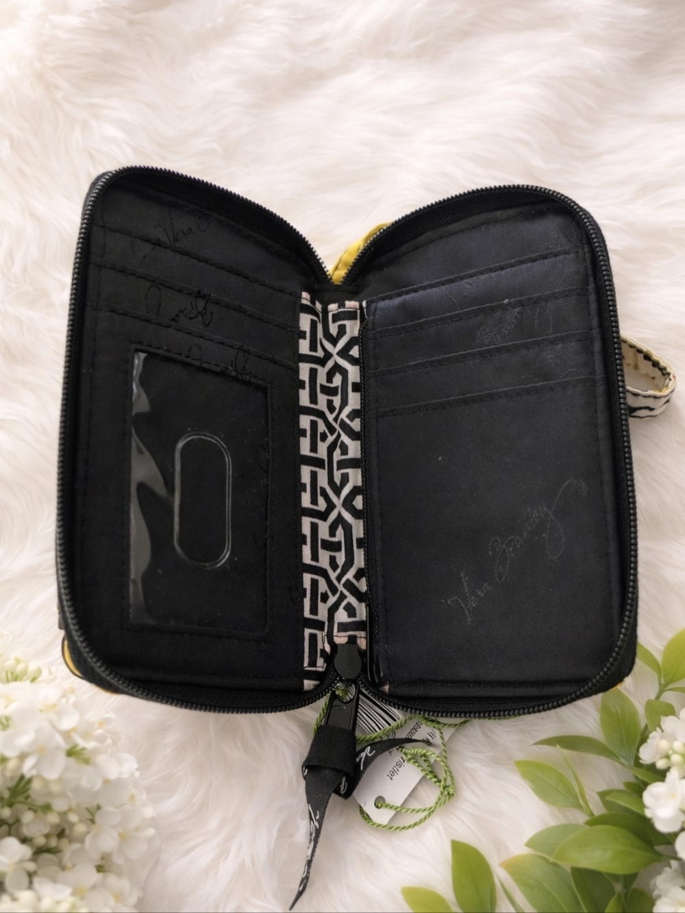 NWT Vera Bradley Retired Dogwood Wristlet Wallet Quilted Zip Case Floral - Picture 3 of 3